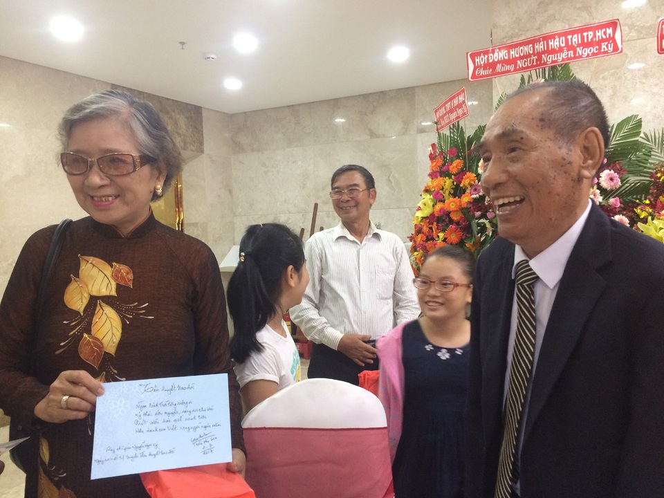 “Tâm huyết trao đời” của Nhà giáo ưu tú Nguyễn Ngọc Ký - 1 Thầy Nguyễn Ngọc Ký vui mừng trong lễ ra mắt tự truyện “Tâm huyết trao đời”.