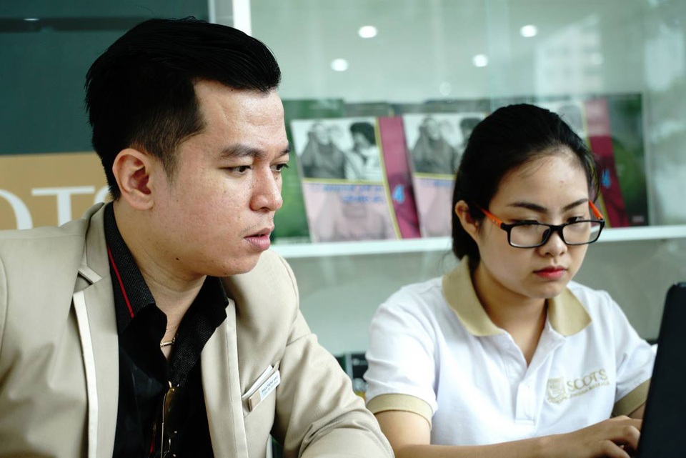 Toàn cảnh buổi tư vấn “Lộ trình IELTS 8.0+ cùng các chuyên gia hàng đầu” - 3 Thầy Phan Trọng Khôi - Giám đốc Học thuật của Scots English đang trả lời câu hỏi của bạn đọc.