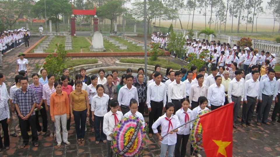 Lớp học vĩnh hằng của 31 cô trò sau trận mưa bom - 1 Thầy trò trường THCS Thụy Dân dâng hương tại nghĩa trang liệt sỹ 21-10