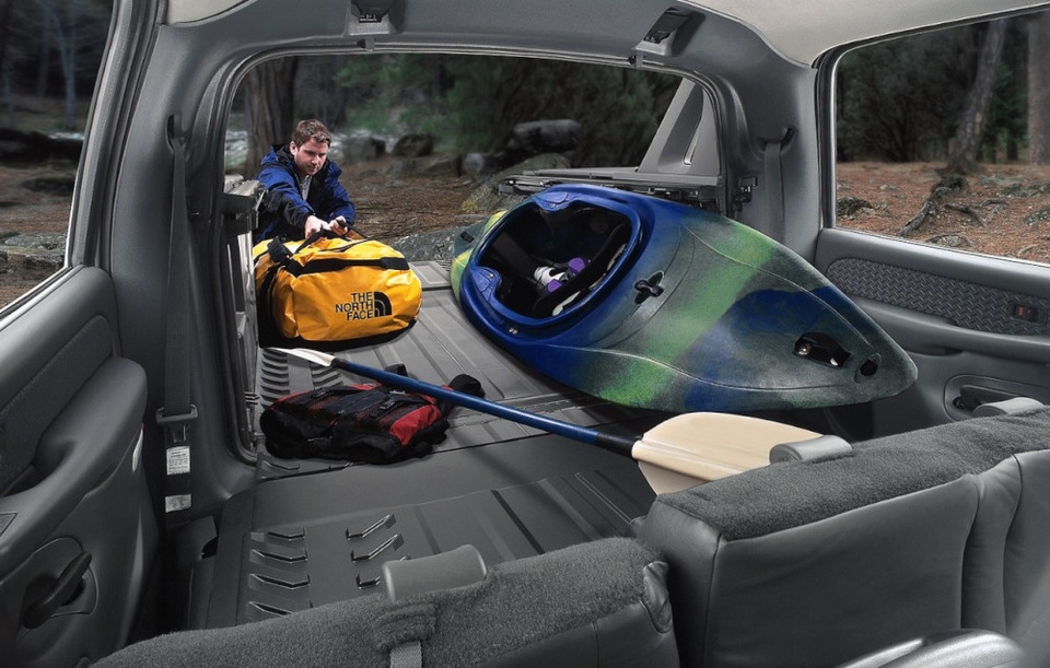 Avalanche 2002 với thiết kế liền thân và hệ thống một khoang lái chuyển đổi đã được cấp bằng sáng chế giúp xe trở nên linh hoạt trong việc chở người hay vận chuyển hàng hóa. Avalanche 2002 cho phép di chuyển từ khoang lái đến thùng xe và cửa xe sau có thể tháo rời. Đây là một trong những bước cải tiến vượt bậc mà GM đưa vào phân khúc bán tải.