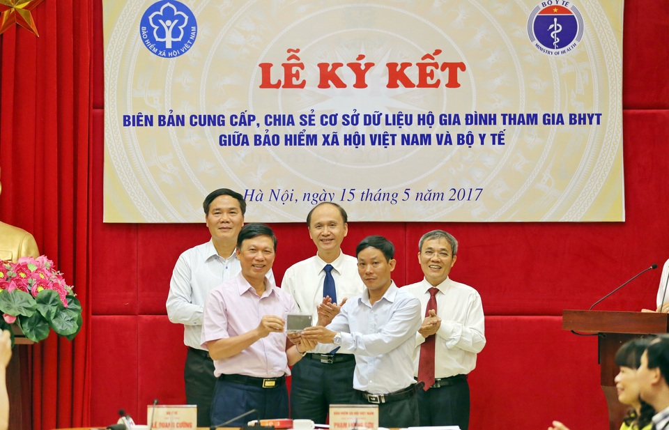 Giảm cấp trùng thẻ BHYT: Bảo hiểm chia sẻ thông tin hộ gia đình tham gia BHYT - 1
Lễ ban giao cơ sở dữ liệu giữa BHXH VN và Bộ Y tế (Ảnh: Hà Phương)