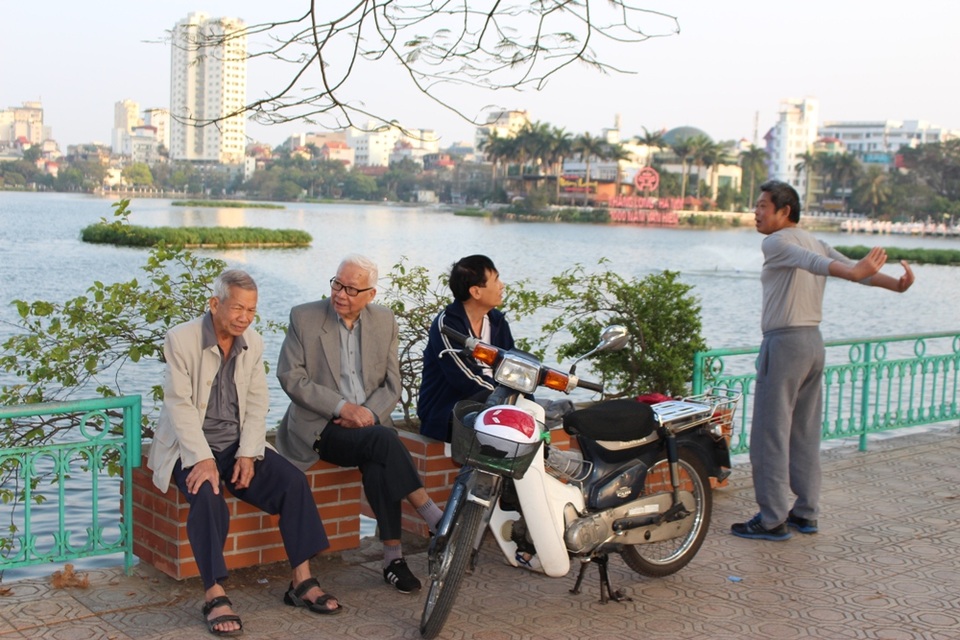 Muôn kiểu tập thể dục của người Hà Nội - 3 Nghỉ ngơi sau khi tập, các bác, các ông cùng nhau trò chuyện và chia sẻ những câu chuyện tuổi già.