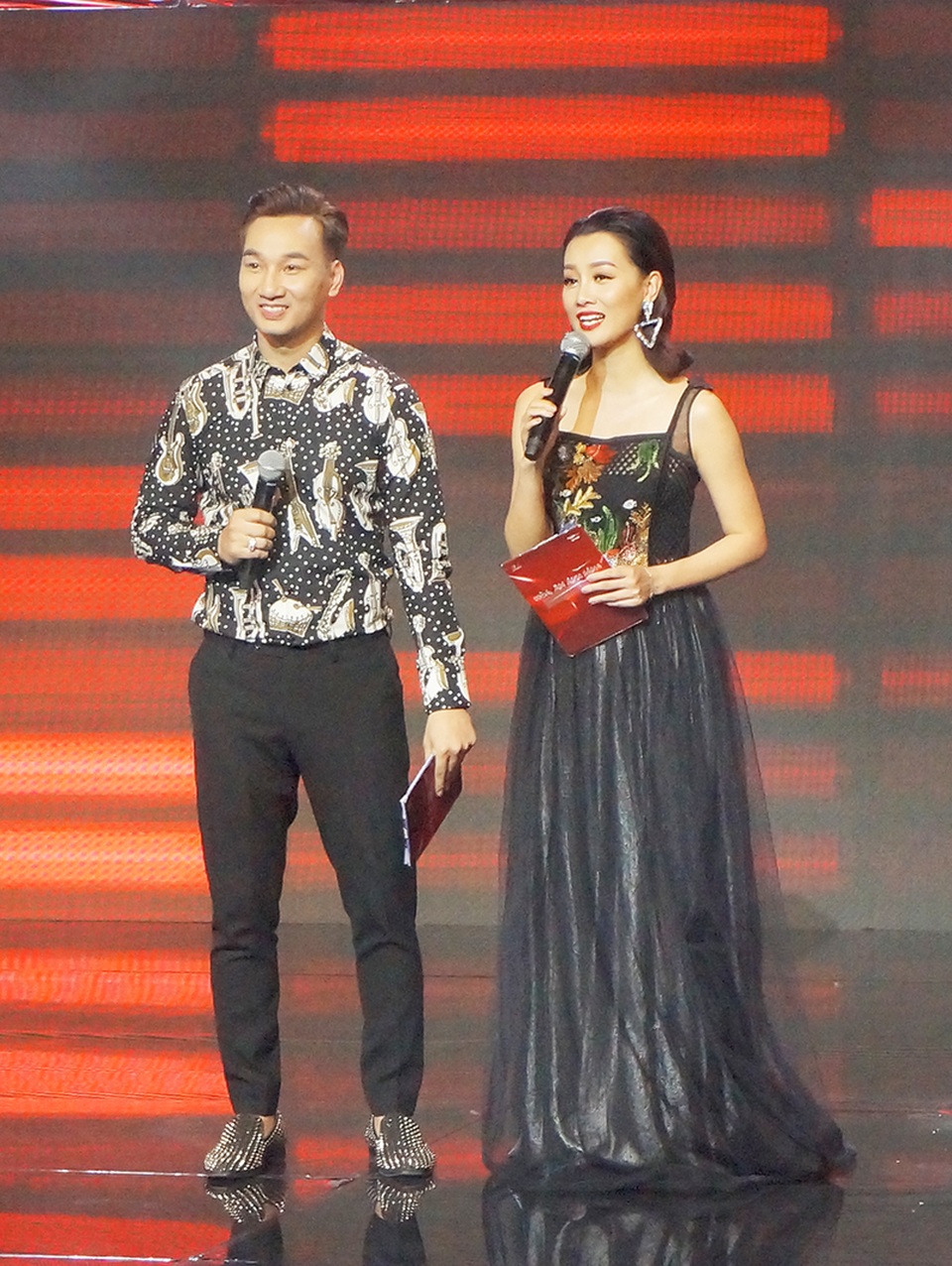Bảo Thy trở thành quán quân The Remix, nghẹn ngào nhận điểm 10 từ Noo - 3 Hai MC dẫn dắt đêm chung kết là MC Thành Trung và MC Quỳnh Chi.