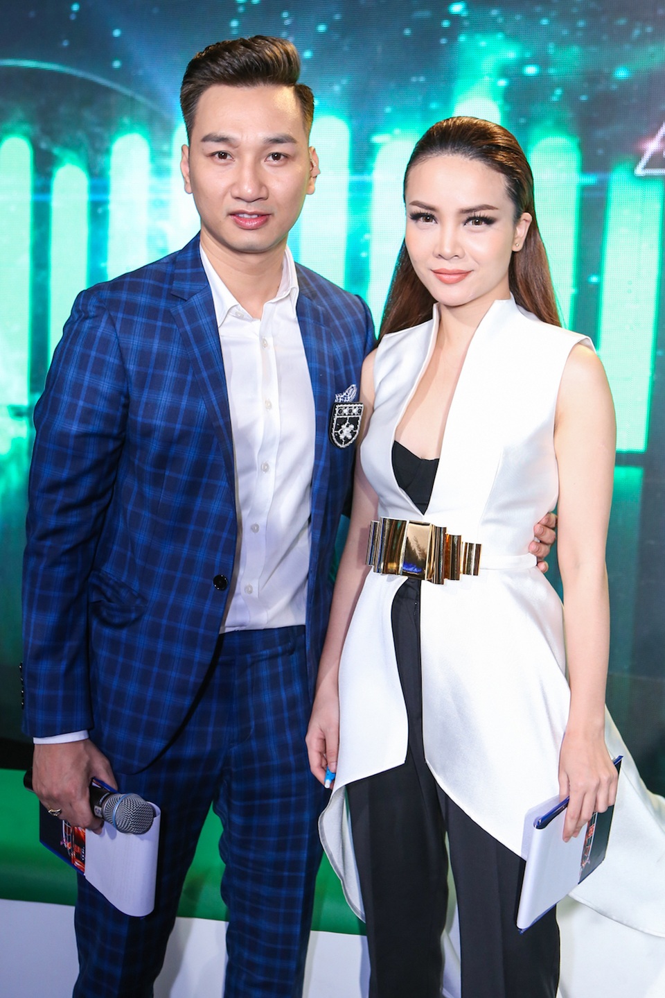 MC Thành Trung: “Sau nửa năm cưới, chúng tôi vẫn chưa thể đi trăng mật” - 1 MC Thành Trung đang là một trong những tên tuổi quen thuộc trên sóng VTV. Được khán giả biết đến nhờ những vai diễn trong nhiều tiểu phẩm hài, thế nhưng tên tuổi của anh chỉ thực sự toả sáng với vai trò một người dẫn chương trình.