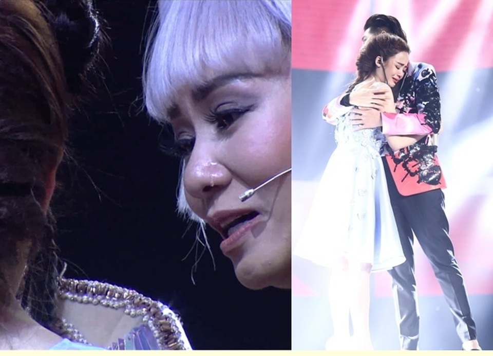 Thu Minh bật khóc, Noo Phước Thịnh ôm động viên tinh thần Ngọc Ny trên sân khấu The Voice.
