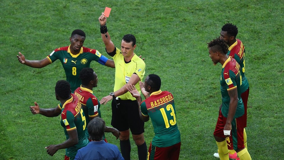 Hạ gục Cameroon, Đức gặp Mexico ở bán kết Confederations Cup - 3
Thẻ đỏ của Mabouka khiến Cameroon vỡ trận
