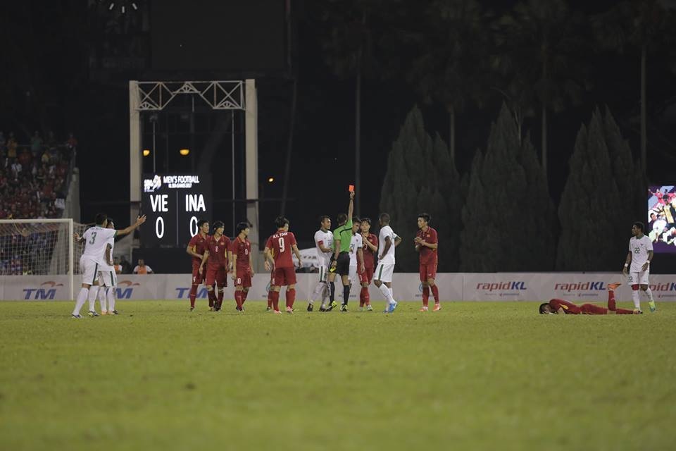 U22 Việt Nam 0-0 U22 Indonesia: Chia điểm đáng tiếc - 4
Sjahbandi nhận thẻ đỏ sau khi phải nhận hai thẻ vàng khiến U22 Indonesia chỉ còn 10 người, ảnh: Q.H