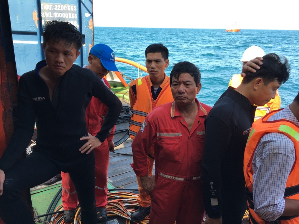 Giây phút tìm được hai thuyền viên cuối cùng tàu Hải Thành 26 - 8 Thành viên còn lại theo dõi đồng nghiệp qua màn hình. Không khí làm việc khá căng thẳng khi thợ lặn vào buồng máy.