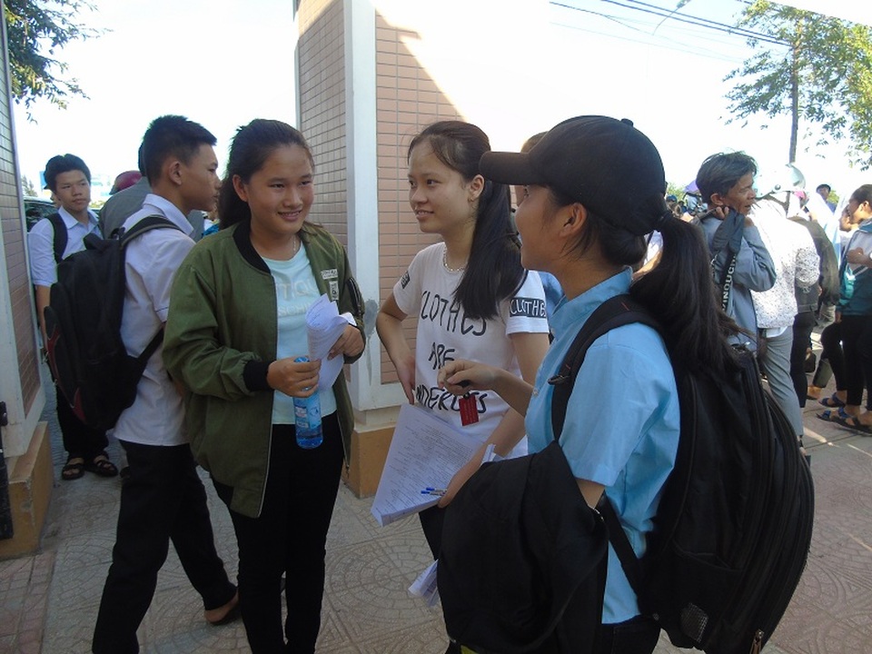 Thi vào lớp 10 tại Quảng Bình: Thí sinh hào hứng vì đề thi môn chuyên vừa sức - 2 Nhiều thí sinh hào hứng sau bài thi môn chuyên vì đề thi vừa sức