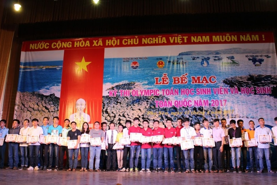 Đại học Hà Tĩnh giành giải cao tại Kỳ thi Olympic Toán HS-SV toàn quốc - 1
Các em học sinh, sinh viên lên bục nhận giải