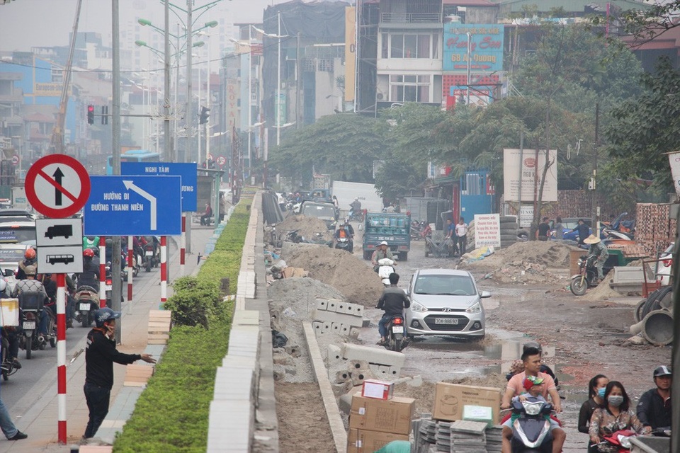 Rào chắn để thi công cầu vượt An Dương - Thanh Niên, giao thông ùn tắc - 4 Phần chân phía trong của tường đê con đường gốm sứ trên trục đường Yên Phụ cũng đang được gia cố, xây dựng một số hạng mục.