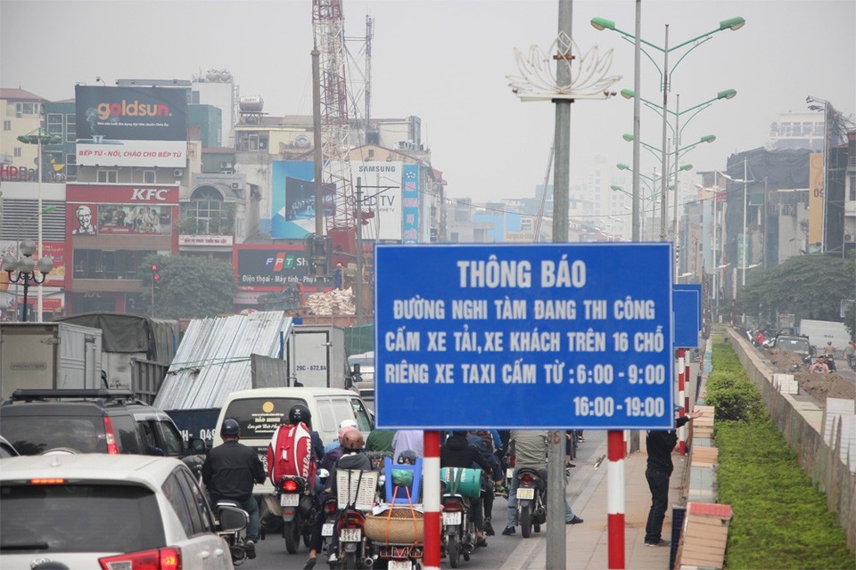 Rào chắn để thi công cầu vượt An Dương - Thanh Niên, giao thông ùn tắc - 3 Rào chắn để thi công cầu vượt An Dương - Thanh Niên, giao thông ùn tắc - 3
