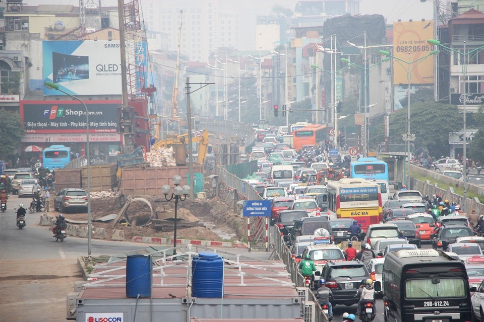 Rào chắn để thi công cầu vượt An Dương - Thanh Niên, giao thông ùn tắc - 1 Rào chắn để thi công cầu vượt An Dương - Thanh Niên, giao thông ùn tắc - 1