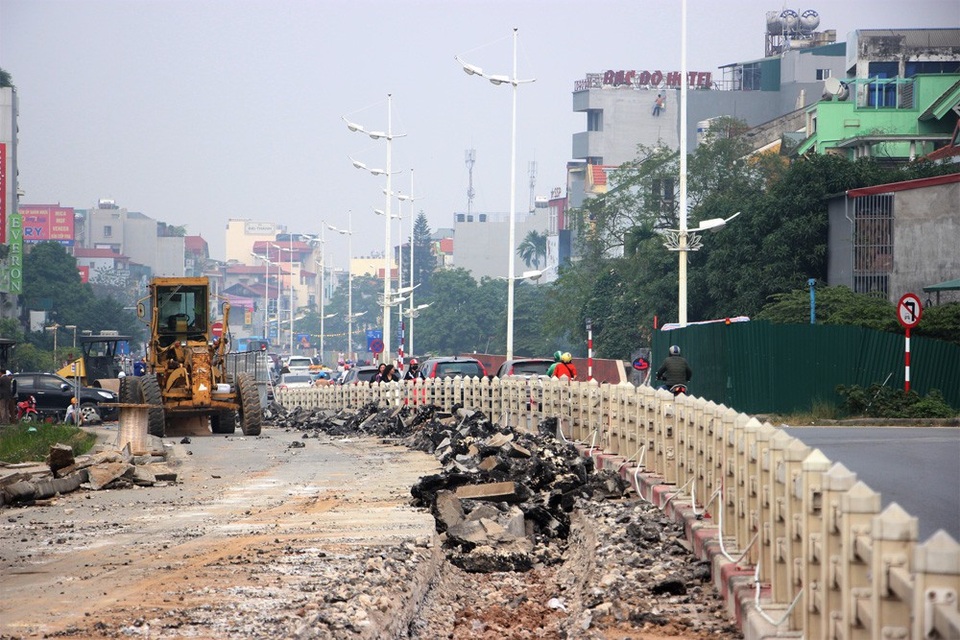 Rào chắn để thi công cầu vượt An Dương - Thanh Niên, giao thông ùn tắc - 9 Mặt đê Nghi Tàm đoạn từ cửa khẩu An Dương đến khu vực Khách sạn Thắng Lợi, đơn vị thi công đã rào chắn 1/2 mặt đê để tiến hành ép cọc và chuẩn bị hạ thấp đê đất xuống.
