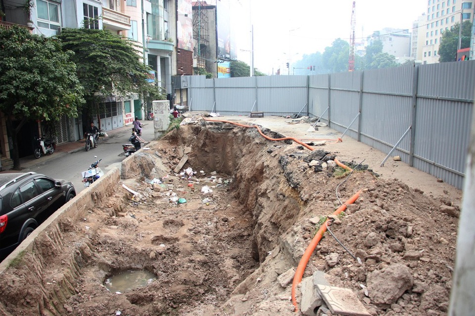 Rào chắn để thi công cầu vượt An Dương - Thanh Niên, giao thông ùn tắc - 7 Một đoạn đê đất Nghi Tàm được đơn vị thi công đào thử.