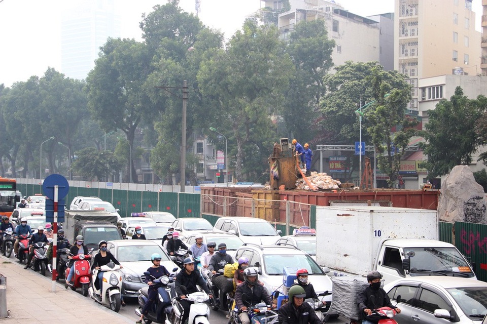 Rào chắn để thi công cầu vượt An Dương - Thanh Niên, giao thông ùn tắc - 2 Một phần đường Yên Phụ đã phải dành cho công trường thi công nên lòng đường bị thu hẹp, các phương tiện di chuyển rất khó khăn.