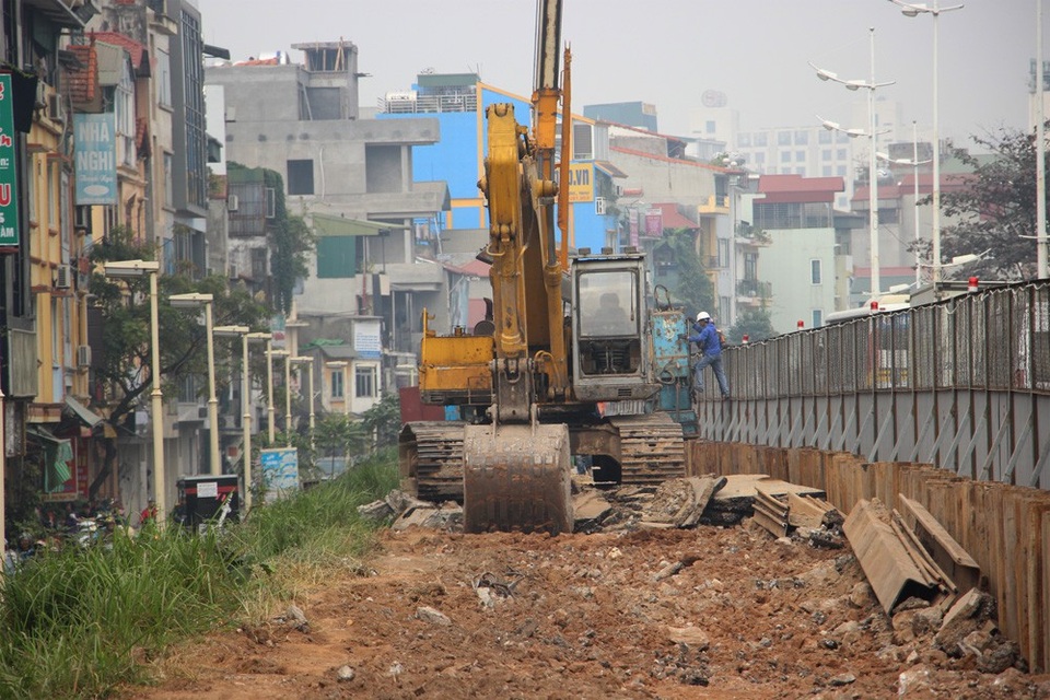 Rào chắn để thi công cầu vượt An Dương - Thanh Niên, giao thông ùn tắc - 8 Rào chắn để thi công cầu vượt An Dương - Thanh Niên, giao thông ùn tắc - 8
