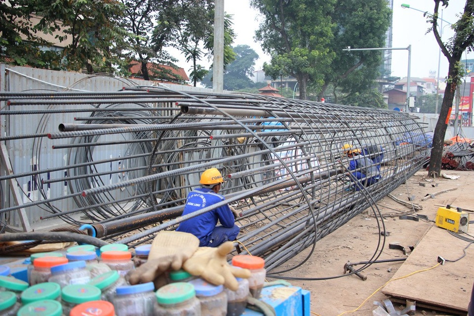 Rào chắn để thi công cầu vượt An Dương - Thanh Niên, giao thông ùn tắc - 5 Công nhân đang hàn những lồng sắt để phục vụ xây dựng cầu vượt An Dương - đường Thanh Niên.