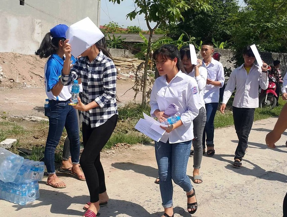 Ninh Bình công bố điểm thi vào lớp 10 THPT năm học 2017 - 2018 - 1 Các thí sinh thi vào lớp 10 THPT năm học 2017 - 2018 tại Ninh Bình dự thi trong những ngày nắng nóng kỷ lục.