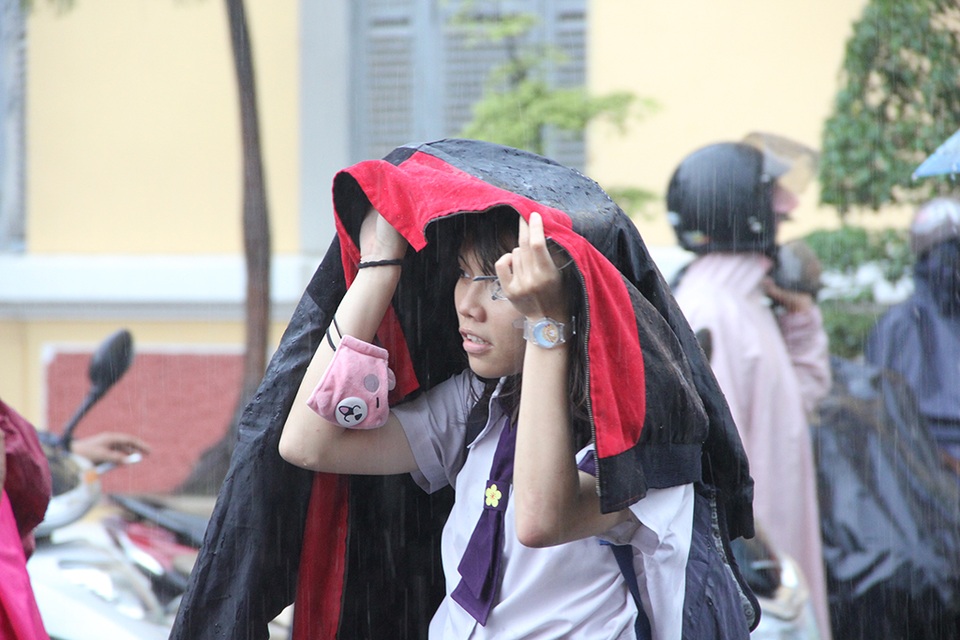 TPHCM: Thí sinh lại đội mưa về sau buổi thi môn Ngoại ngữ - 1 Cơn mưa khá lớn bất chợt ập xuống ngay sau giờ thi môn Ngoại ngữ khiến nhiều thí sinh không chuẩn bị kịp áo mưa