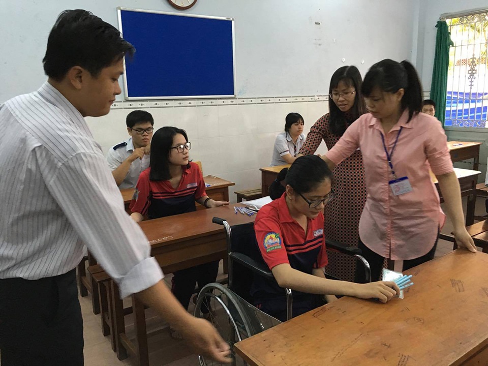 Thí sinh đi thi trên xe lăn - 3 Trước thời điểm thi không lâu, thí sinh này không may bị tai nạn gãy chân