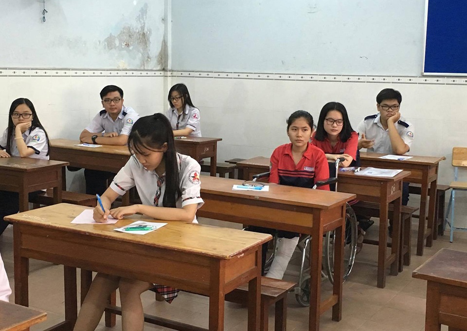 Thí sinh đi thi trên xe lăn - 5 Ổn định chỗ ngồi trong phòng thi để chờ phát đề