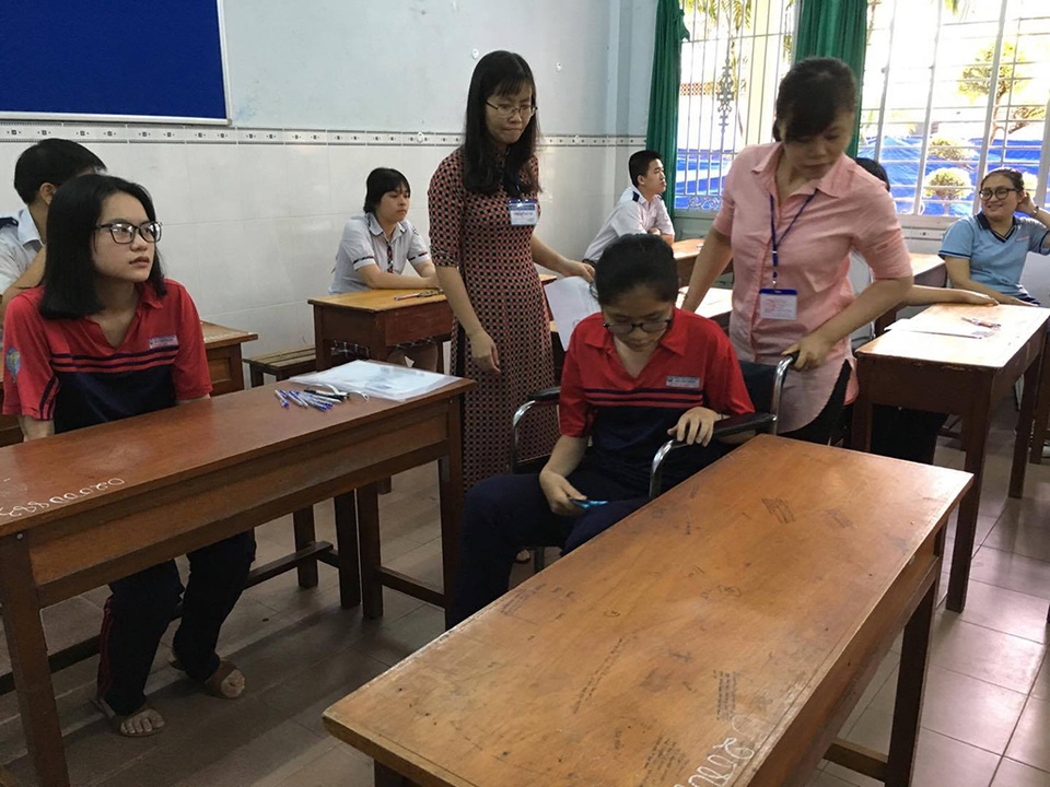 Thí sinh đi thi trên xe lăn - 2 Thay vì ngồi ghế như các bạn thí sinh, Lan Anh ngồi trên xe lăn suốt 120 phút làm bài