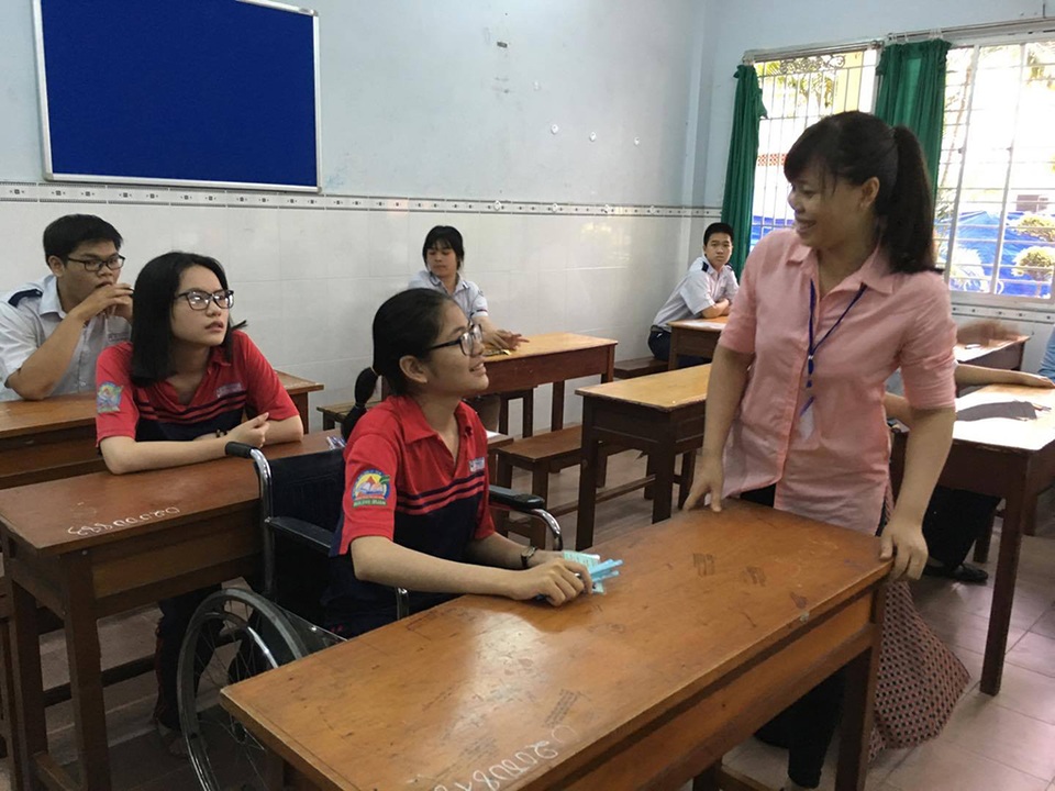 Thí sinh đi thi trên xe lăn - 4 Được hỗ trợ nhiều từ đội ngũ cán bộ coi thi, thí sinh Lan Anh cho biết khá khoẻ để sẵn sàng thi