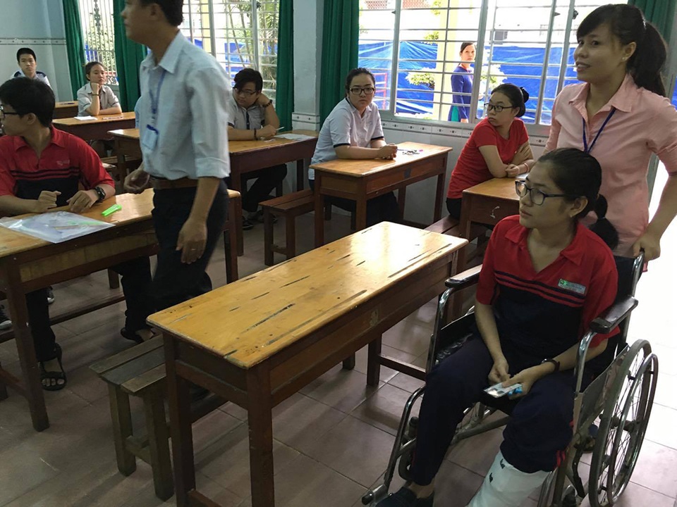 Thí sinh đi thi trên xe lăn - 1 Cùng với các thí sinh khác, Đỗ Thị Lan Anh đến phòng thi bằng xe lăn