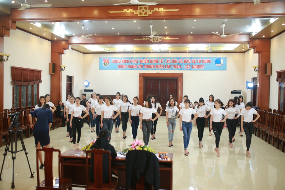 28 người đẹp Kinh Bắc thướt tha áo dài lên chùa Phật Tích - 7 Tập luyện để chuẩn bị bước vào đêm Chung kết.