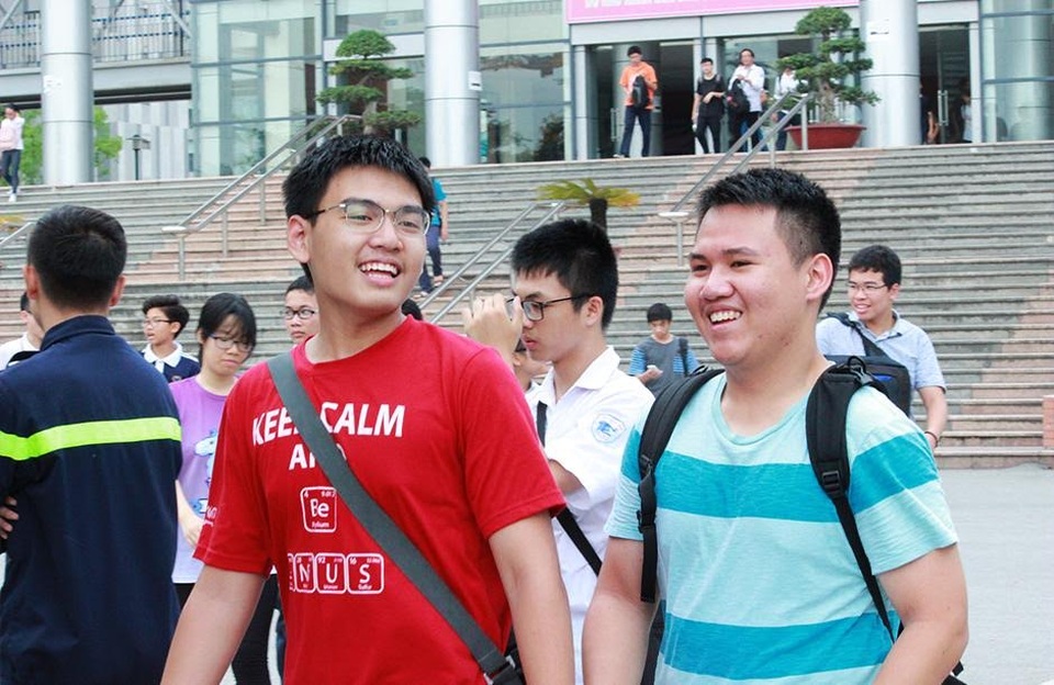Hà Nội: Thí sinh thi lớp 10 chuyên kết thúc ngày thi thứ 2 với nhiều tâm trạng - 6 Nụ cười nhẹ nhõm của các thí sinh.