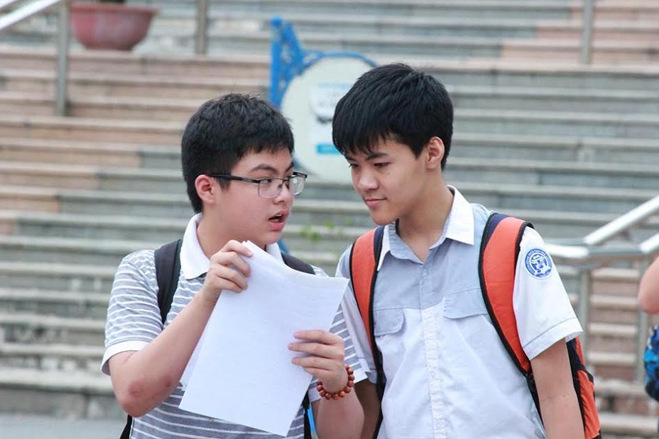 Hà Nội: Thí sinh thi lớp 10 chuyên kết thúc ngày thi thứ 2 với nhiều tâm trạng - 4 Nhiều thí sinh lo lắng trao đổi về phần thi chuyên nhiều hóc búa.
