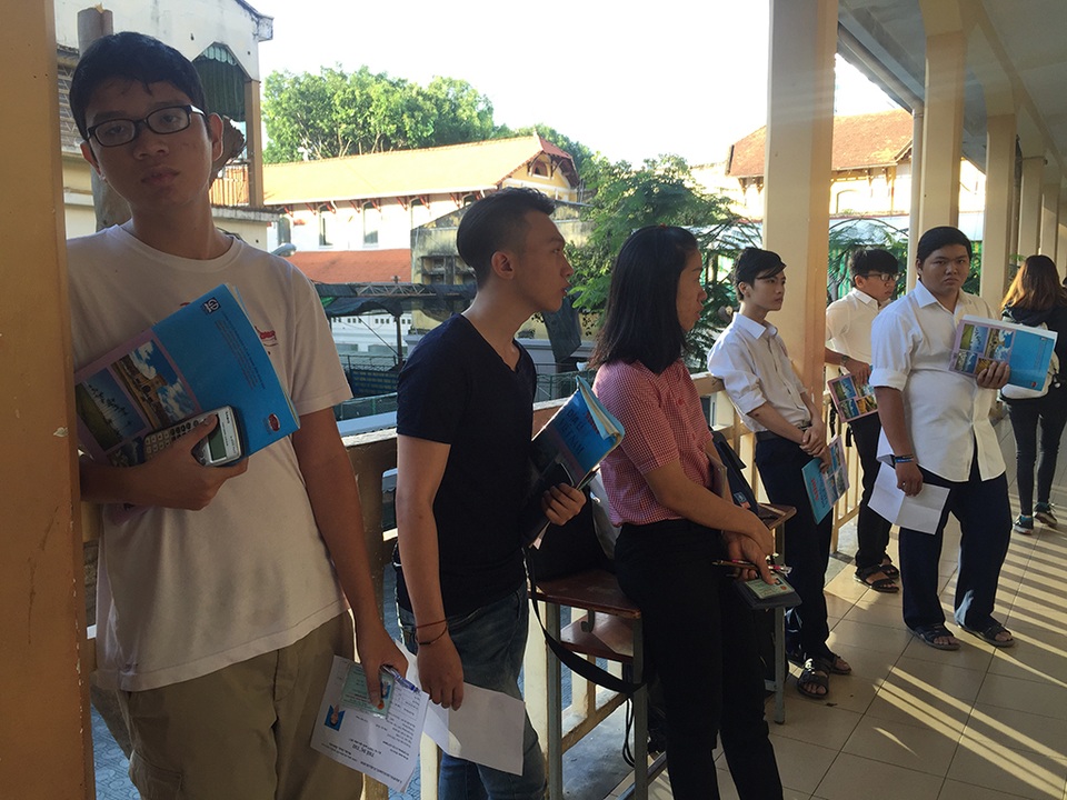 
Từ 6h30, các thí sinh đã có mặt tại điểm thi trường THCS Võ Trường Toản (quận 1, TPHCM). (Ảnh: Lê Phương)
