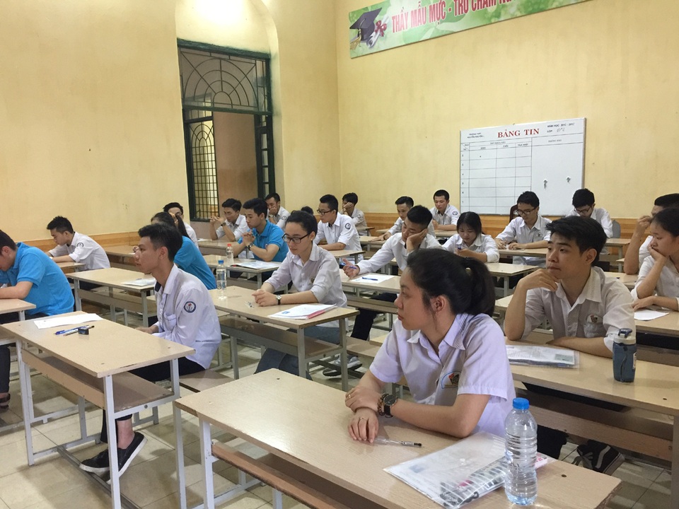 Mẹ mất, thí sinh nén đau thương đi thi - 1 Các thí sinh làm thủ tục trước giờ thi tại Hội đồng thi trường THPT Nguyễn Khuyến, thành phố Nam Định.
