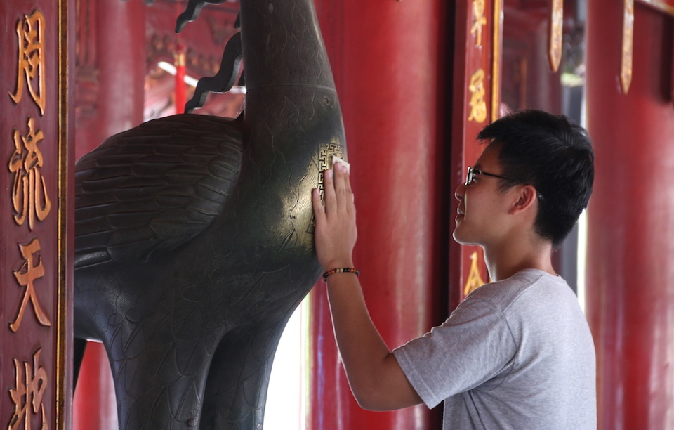 Sĩ tử tấp nập tới Văn Miếu cầu may thi THPT quốc gia - 5
Trong khi đó, nhiều người lại tìm may mắn bằng cách xoa tiền lẻ lên ngực của chim hạc hay sờ đầu rùa bằng đồng bên trong Văn Miếu Quốc Tử Giám. Hai năm gần đây việc sờ đầu rùa đội bia tiến sĩ ở Văn Miếu đã bị nghiêm cấm, nhiều người chuyển sang chim hạc và rùa đồng để cầu may mắn.