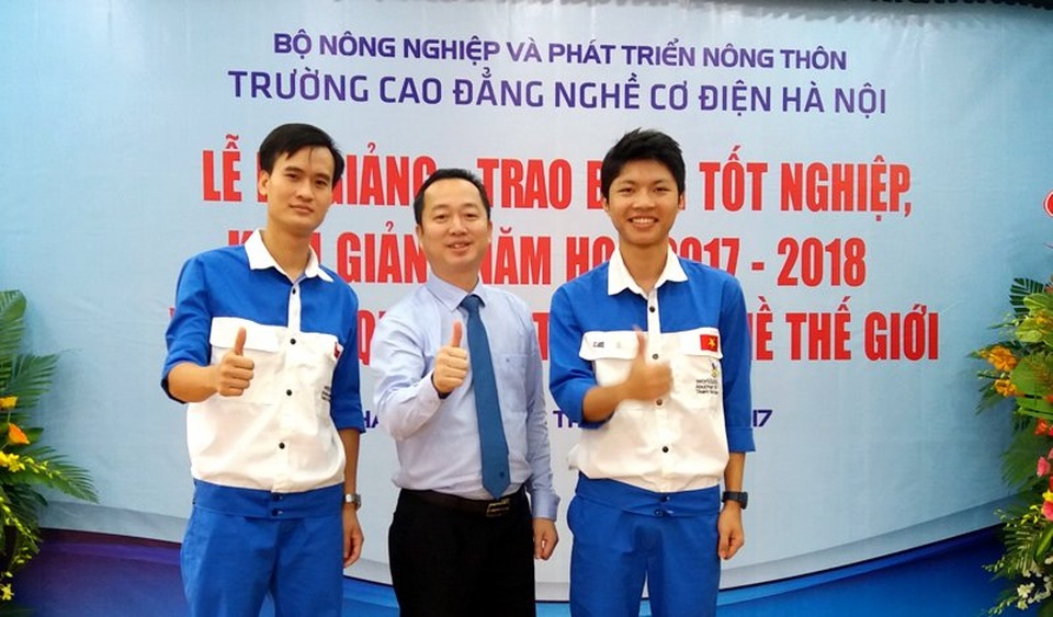 Hà Nội: Tuyển thí sinh dự Kỳ thi tay nghề thế giới làm giảng viên - 1
Ông Đồng Văn Ngọc - Hiệu trưởng Trường Cao đẳng nghề cơ điện Hà Nội, cùng 2 thí sinh dự Kỳ thi tay nghề thế giới.