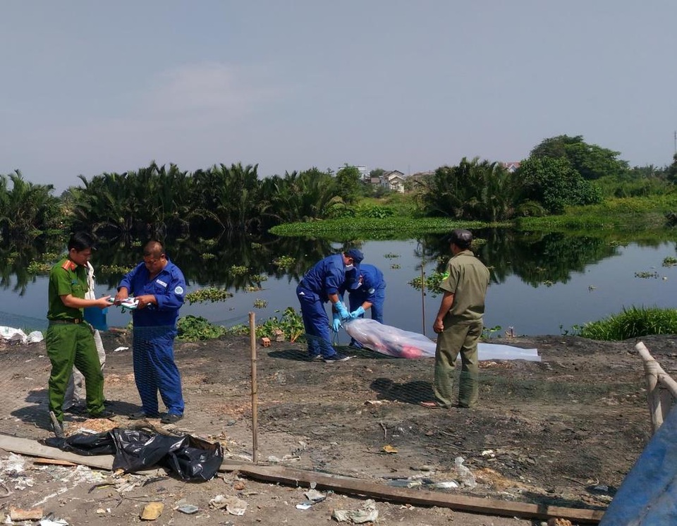 Thi thể bé trai nổi trên kênh Vàm Thuật - 1
Thi thể nạn nhân được chuyển về nhà xác để phục vụ công tác điều tra