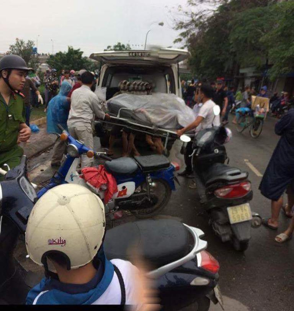 Phát hiện một thi thể nổi lên dưới cầu An Dương với nhiều vết thương trên người - 1 Thi thể nạn nhân đã được chuyển khỏi hiện trường để làm rõ nguyên nhân tử vong