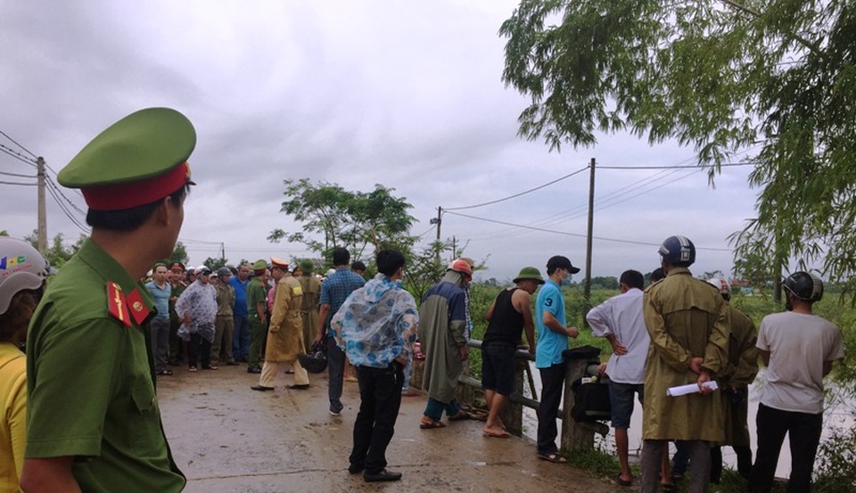 Khu vực phát hiện thi thể nam học sinh. Các lực lượng đang tiến hành vớt thi thể