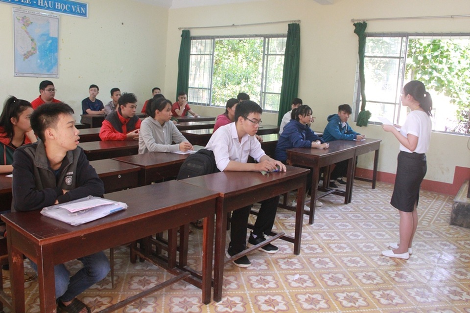 Đắk Lắk: Có 7 trường THPT đạt tỷ lệ đỗ tốt nghiệp 100% - 1
Thí sinh dự thi tốt nghiệp THPT quốc gia năm 2017 tại Đắk Lắk