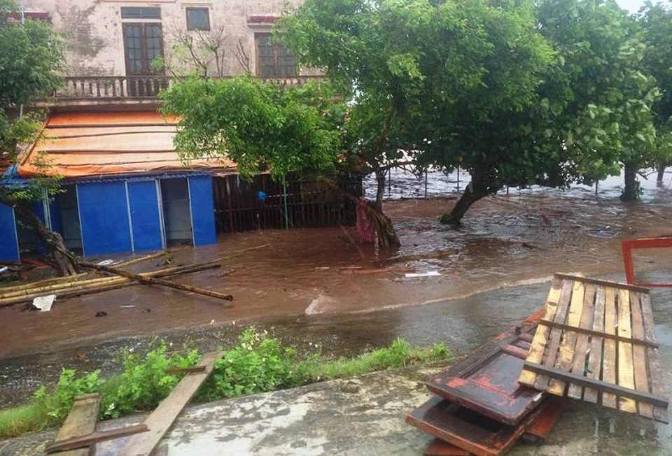 Nước biển dâng cao đột ngột, nhiều vùng ngập nặng - 15 Khu vực nhà dân ven biển lúc triều cường bắt đầu dâng cao (ảnh: Phạm Tùng)