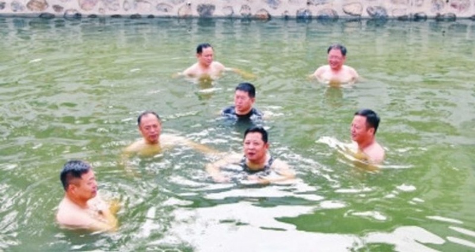 Thị trưởng tắm sông để chứng minh nước không ô nhiễm - 1
7 quan chức thành phố Vĩnh Thành bơi ở con sông trước đây từng ô nhiễm để chứng minh dòng nước đã trong sạch trở lại. (Ảnh: Shanghaiist)