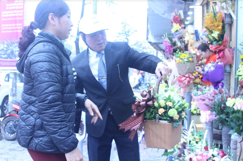 Hà Nội: Hoa tươi tăng giá vẫn hút khách dịp 8/3 - 3 Khách hàng đến mua hoa sớm tránh được tình trạng đông đúc