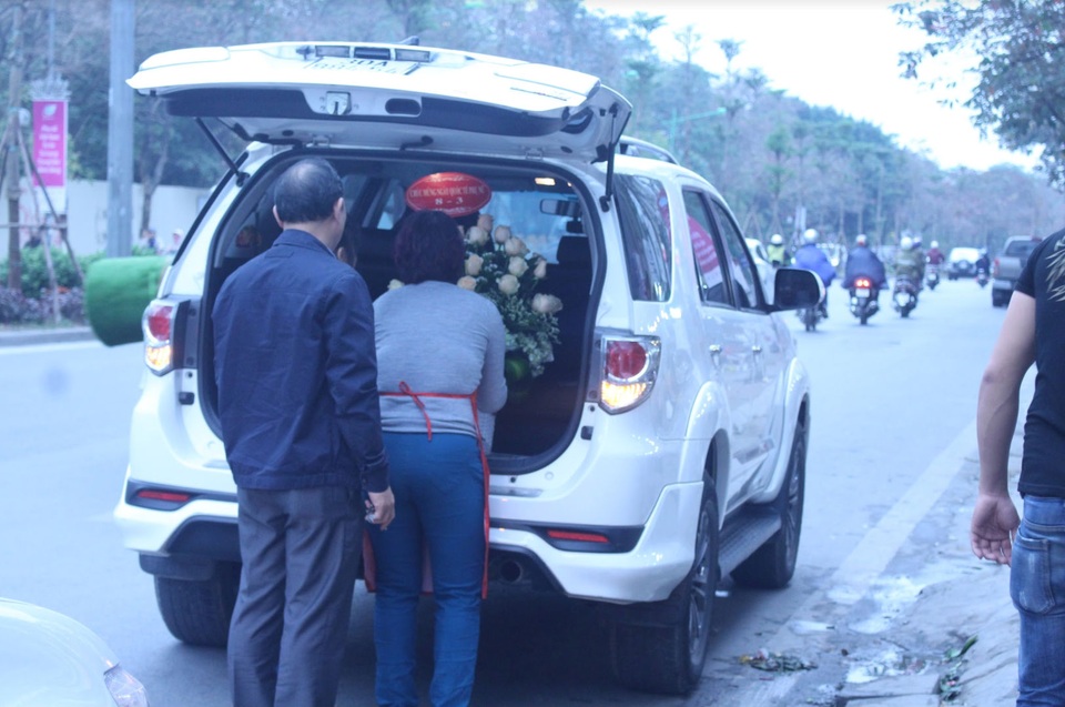 Hà Nội: Hoa tươi tăng giá vẫn hút khách dịp 8/3 - 4 Đa số người mua đặt sẵn hoa theo thiết kế mình mong muốn, đến ngày chỉ cần tới lấy