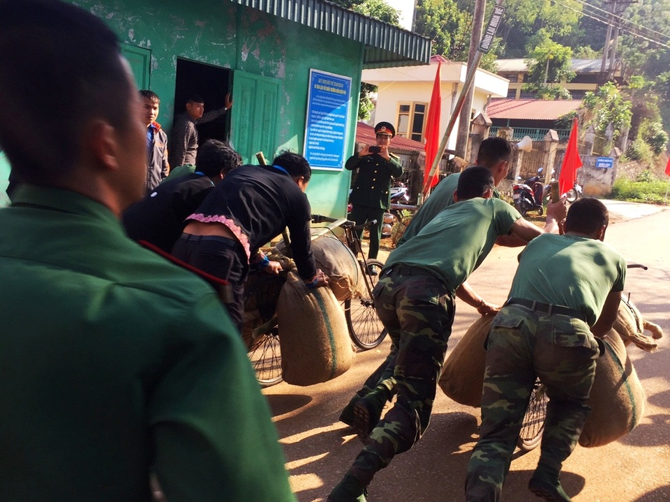 Sôi nổi tái hiện xe đạp thồ Điện Biên Phủ tại Lễ hội Hoa Ban - 9 Các đội thi cật lực đẩy xe lên dốc.