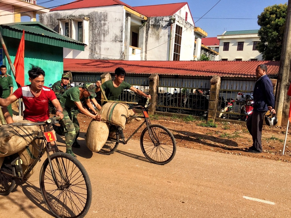 Sôi nổi tái hiện xe đạp thồ Điện Biên Phủ tại Lễ hội Hoa Ban - 11 Thí sinh tham gia cuộc thi đều là những chàng trai có sức vóc dẻo dai.