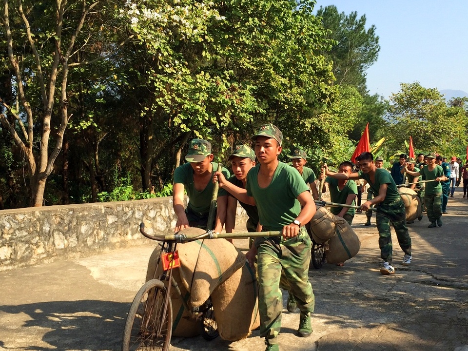Sôi nổi tái hiện xe đạp thồ Điện Biên Phủ tại Lễ hội Hoa Ban - 13 Sôi nổi tái hiện xe đạp thồ Điện Biên Phủ tại Lễ hội Hoa Ban - 13