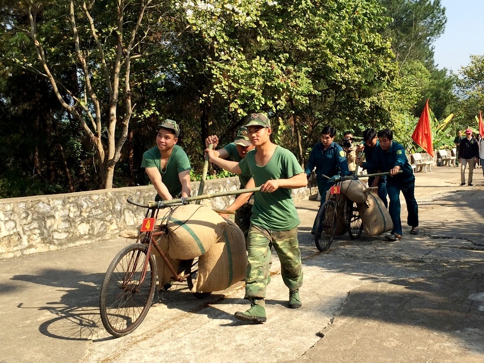 Sôi nổi tái hiện xe đạp thồ Điện Biên Phủ tại Lễ hội Hoa Ban - 14 Quãng đường dài khoảng 700m.