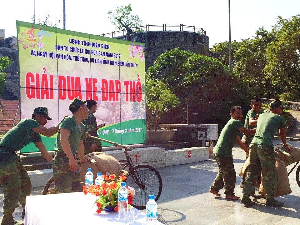 Sôi nổi tái hiện xe đạp thồ Điện Biên Phủ tại Lễ hội Hoa Ban - 15 Niềm vui về đích của các đội thi.