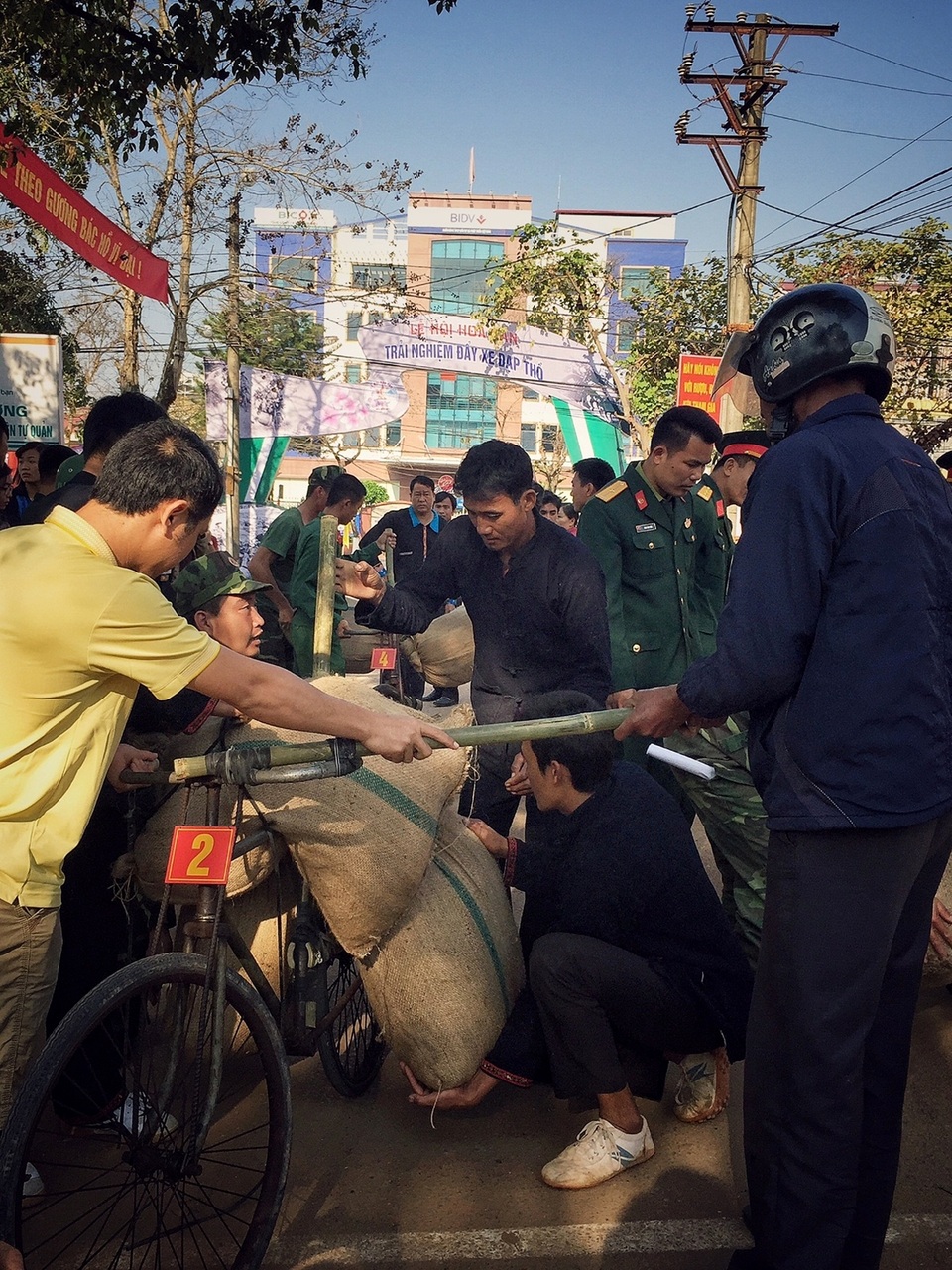 Sôi nổi tái hiện xe đạp thồ Điện Biên Phủ tại Lễ hội Hoa Ban - 5 Trọng lượng thồ của mỗi đội là 03 bao tải hàng (gồm cát và trấu), mỗi bao là 50kg, tổng trọng lượng là 150kg.